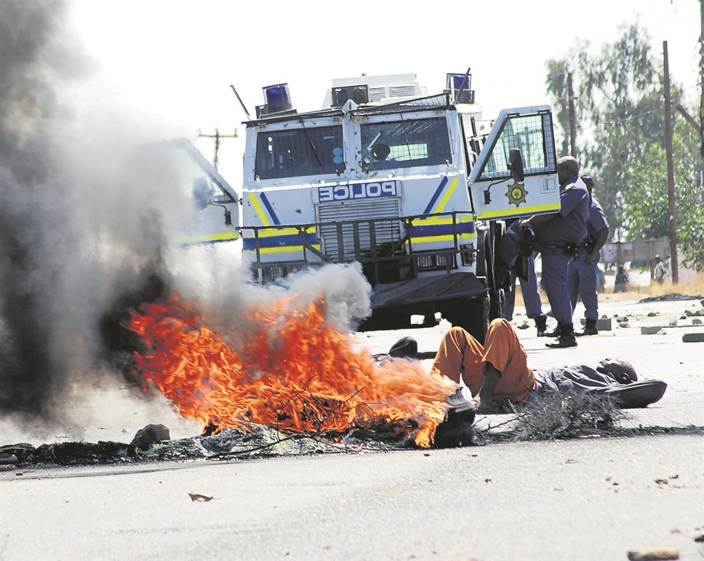 Residents of Mmakau near Ga-Rankuwa barricaded the road with stones and burning tyres.   Photo by Samson Ratswana 