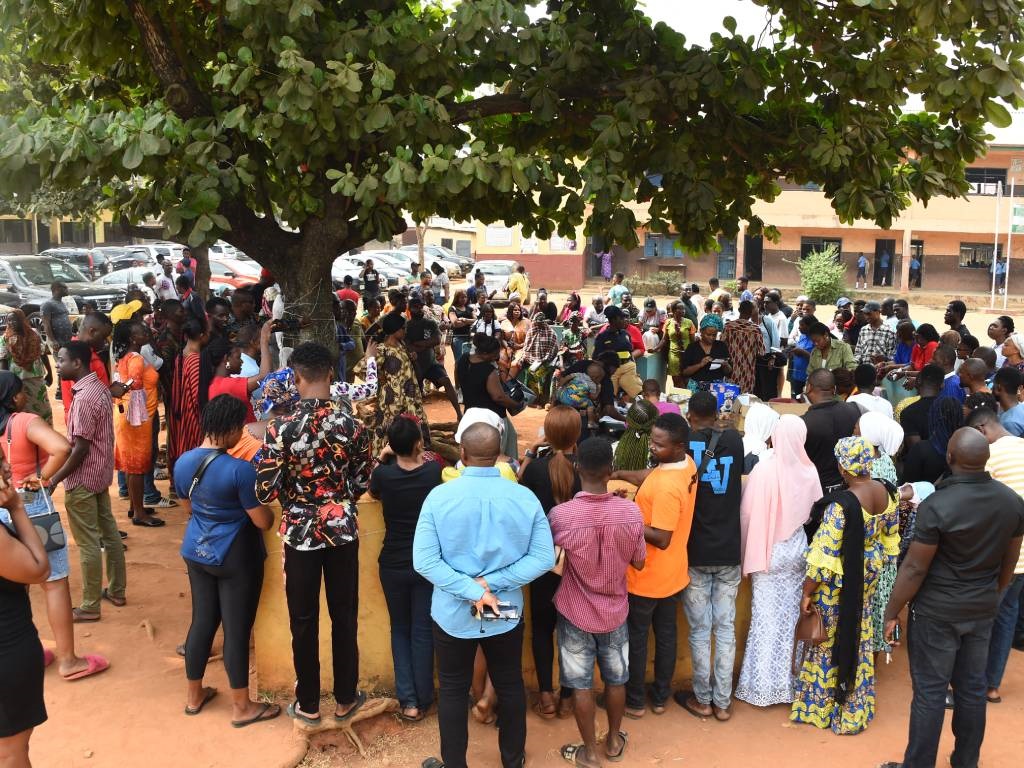 ‘Jika saya tidak melakukannya sekarang, kapan saya akan melakukannya?’: Warga Nigeria berduyun-duyun untuk mendapatkan kartu suara menjelang pemilu