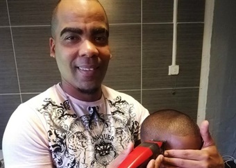 FEEL GOOD | Unemployed Cape Town man provides free haircuts to kids before school starts
