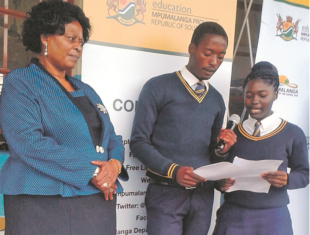 MEC Reginah Mhaule with pupils, Nkosiyethu Shabangu and Sindi Dlamini at Mjokwane Secondary School last Friday.   Photo by AENS 