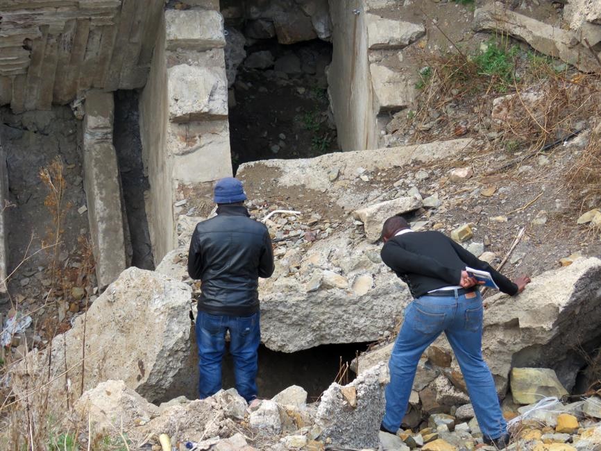 Police investigate the shaft at Angelo squatter camp. Photo by Ntebatse Masipa