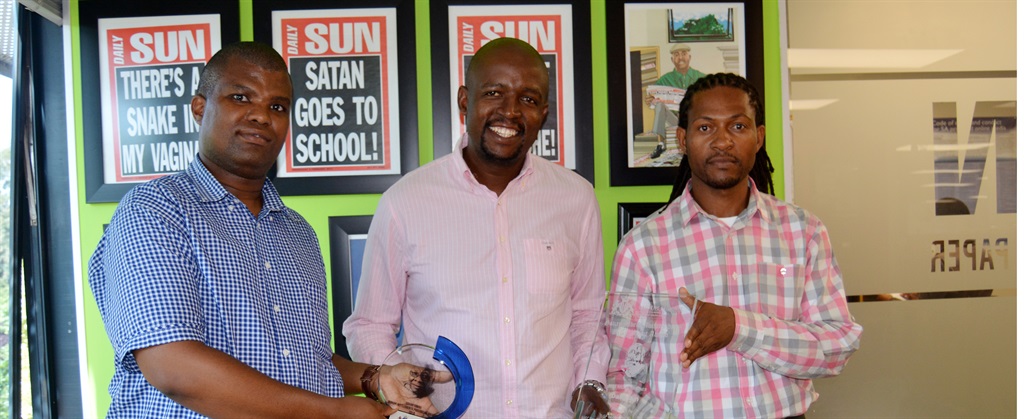 Luzuko Pongoma from the Gauteng Department of Human Settlements (left) and Sithembiso Mkhize (right) with Daily Sun editor-in-chief Reggy Moalusi after the People’s Paper won the Best Media Partner Award at the Gauteng Govan Mbeki Awards. Photo by Christopher Moagi  