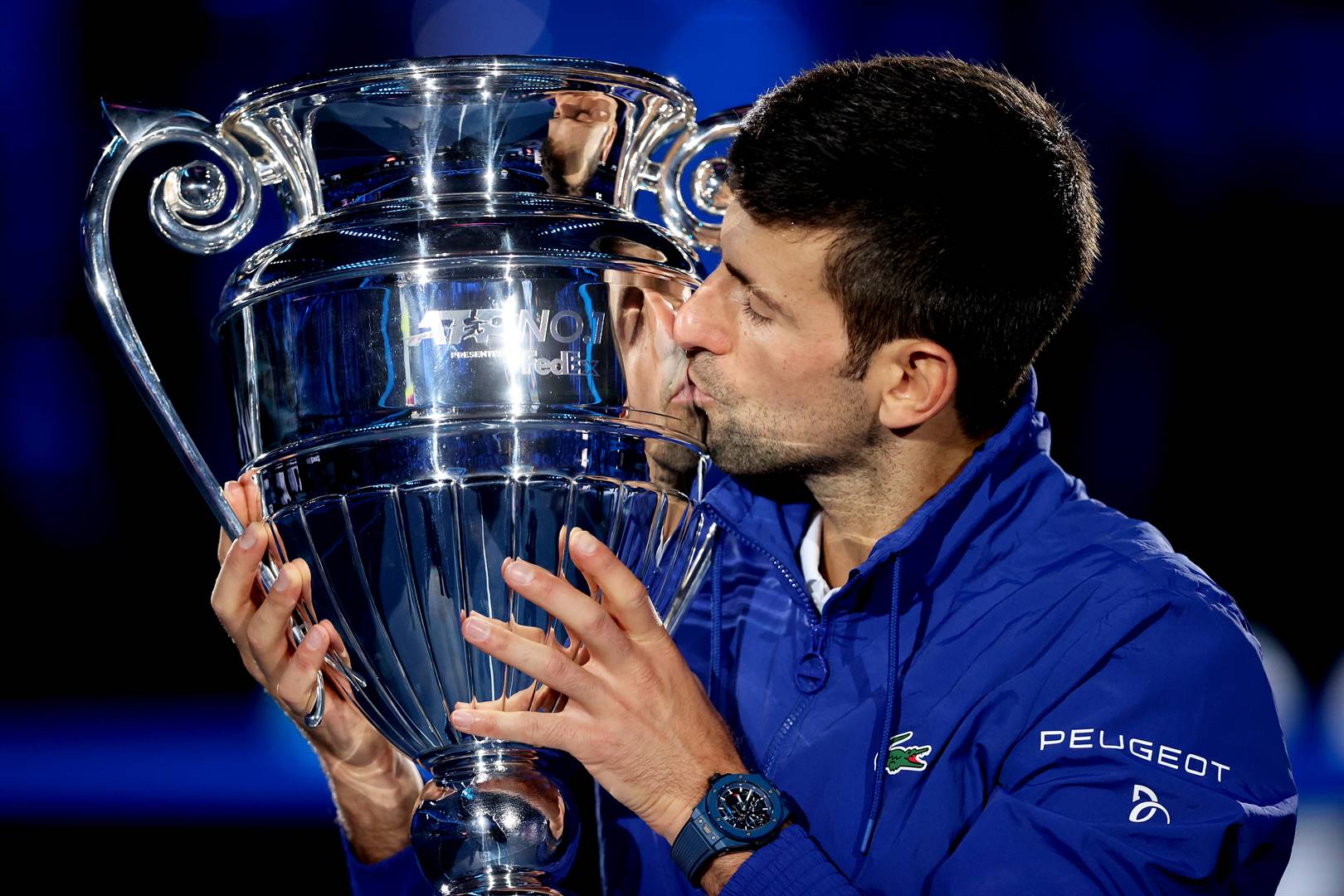 Novak Djokovic Maandag met die trofee wat in die ATP-reeks oorhandig aan die speler wat ’n kalenderjaar as die wêreld nr. 1 afsluit. Die Serwiër se naam is vir ’n ongeëwenaarde sewende keer daarop gegraveer.  Foto: Getty Images