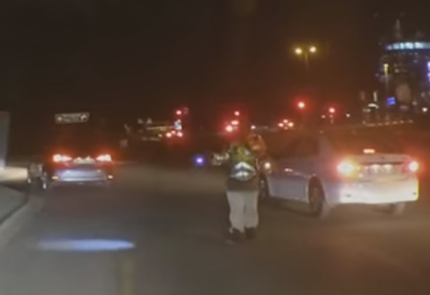 <B>DECIDE FOR YOURSELF:</b> A JMPD traffic officer, captured by a dashcam, has been allegedly engaged in corruption. Watch the clips and decide for yourself. <I>Image: YouTube / ArriveAlive</I>