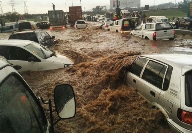 <b>HEAVY FLOODING IN JOZI:</b> Heavy rains are causing major floods throughout Gauteng. We list helpful tips and guidelines on dealing with flooded roads and adverse weather conditions. <i>Image: Max Cohen / EMER-G-MED</i>