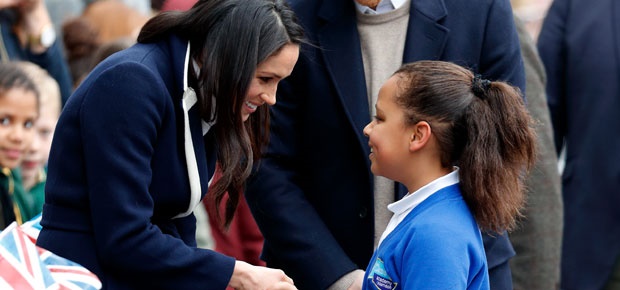 Meghan Markle meets 10-year-old Sophia Richards. (Photo: Getty Images)