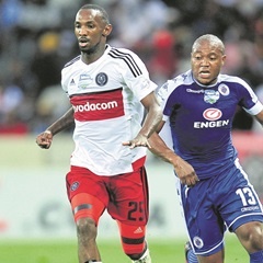 Thabo Rakhale of Orlando Pirates in a neck and neck race for the ball with Thuso Phala of Supersport United during the 2016 Telkom Knockout semifinal. (Samuel Shivambu, BackpagePix)