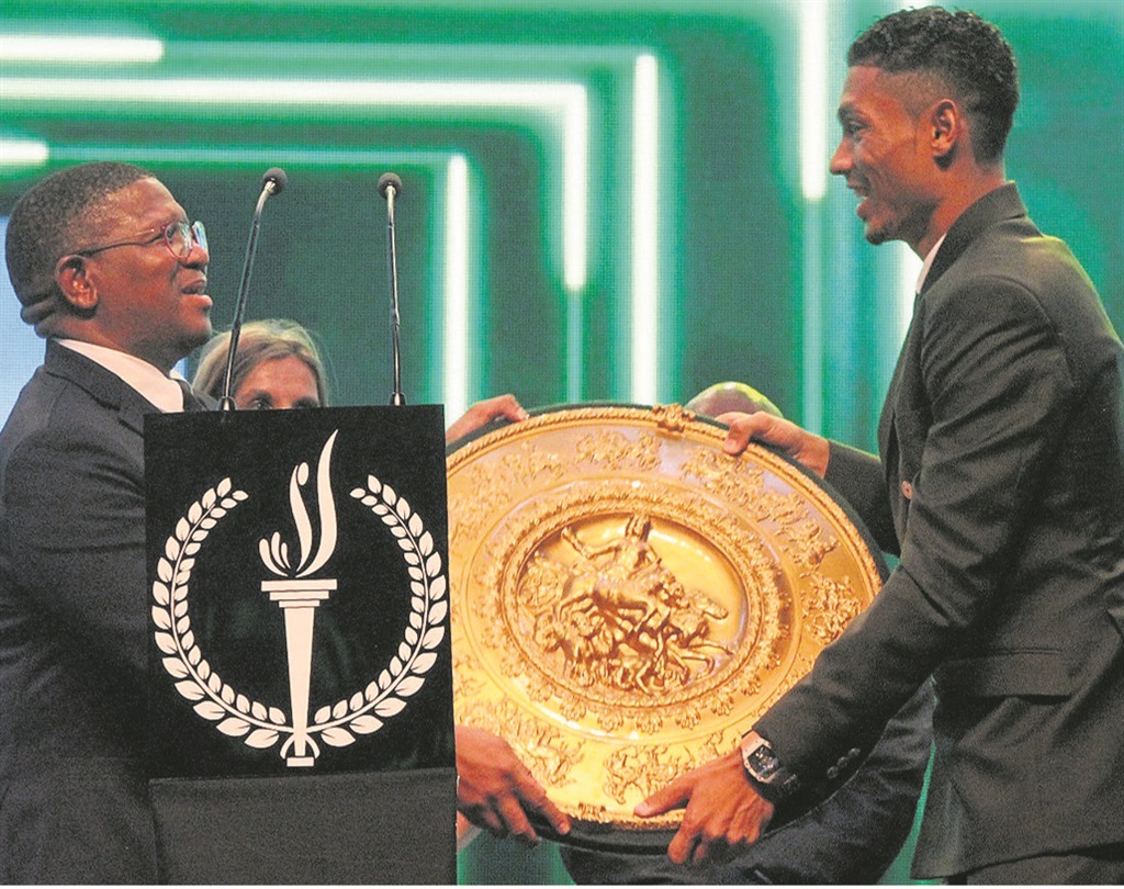 Sport Minister Fikile Mbalula (left) presents the international participation award to Wayde van Niekerk at the 2016 SA Sport Awards. Photo by Backpagepix 