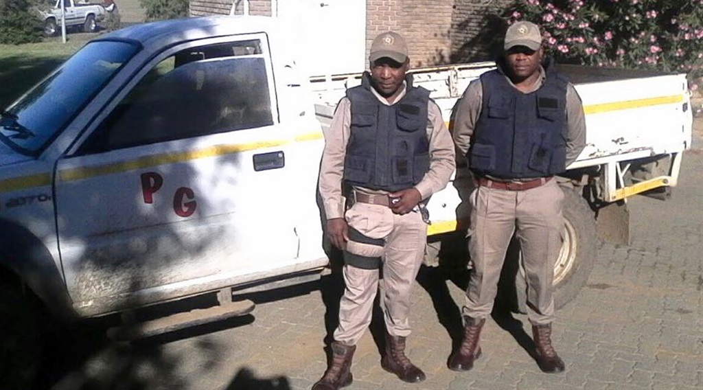 Arresting cops are Provincial Inspectors Mathula Lesapo and Bulara Moeti near the Tata bakkie that was found with dagga. Photo supplied by Free State Traffic 
