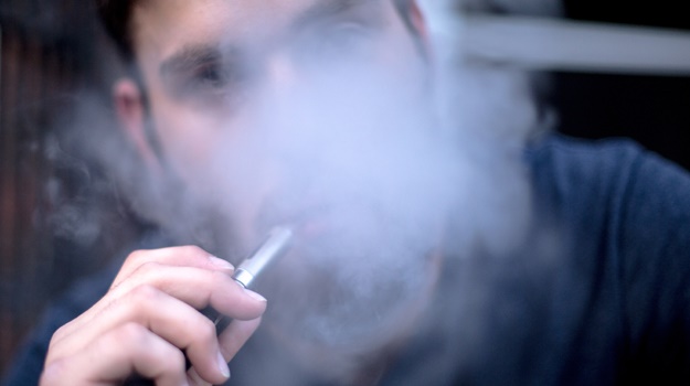 FDA menghentikan penjualan rokok elektrik Juul dalam tindakan keras terhadap nikotin