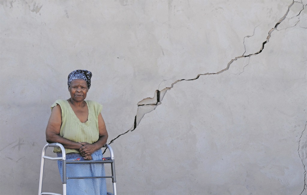 Gogo Evelyn Molisi’s home has huge cracks in the walls.     Photo by Luvuyo Mehlwana  