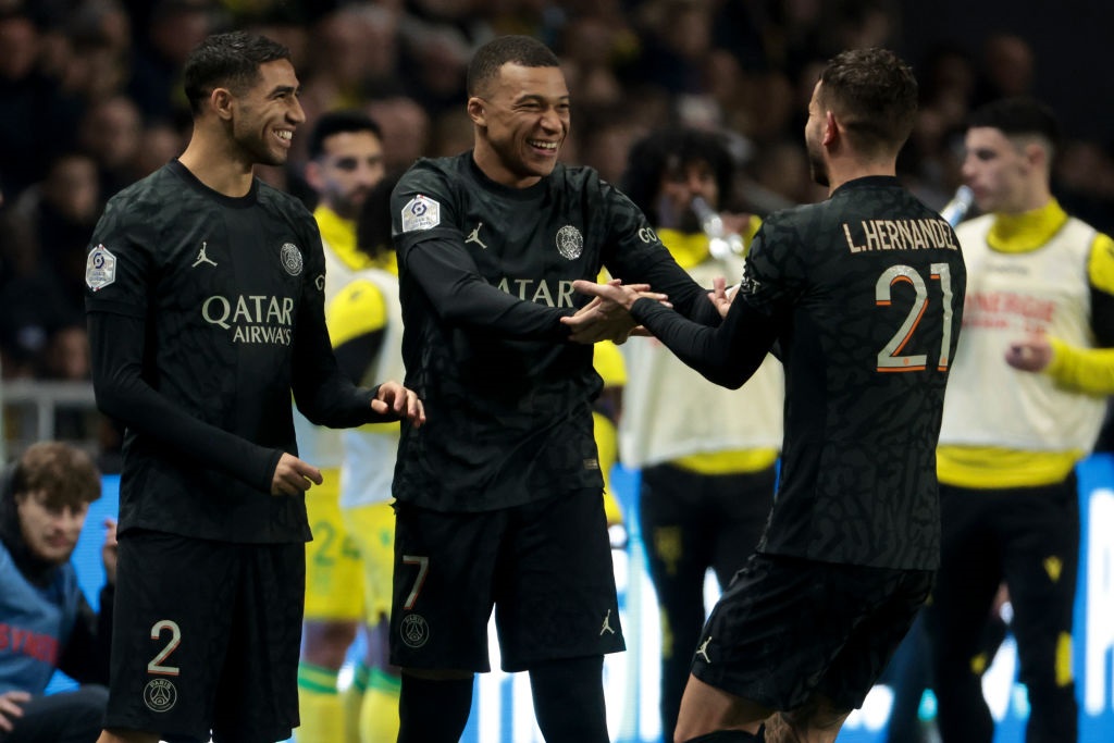 NANTES, FRANCE - FEBRUARY 17: Lucas Hernandez of PSG celebrates his goal with Kylian Mbappe and Achraf Hakimi (left) during the Ligue 1 Uber Eats match between FC Nantes (FCN) and Paris Saint-Germain (PSG) at Stade de la Beaujoire on February 17, 2024 in Nantes, France. (Photo by Jean Catuffe/Getty Images)