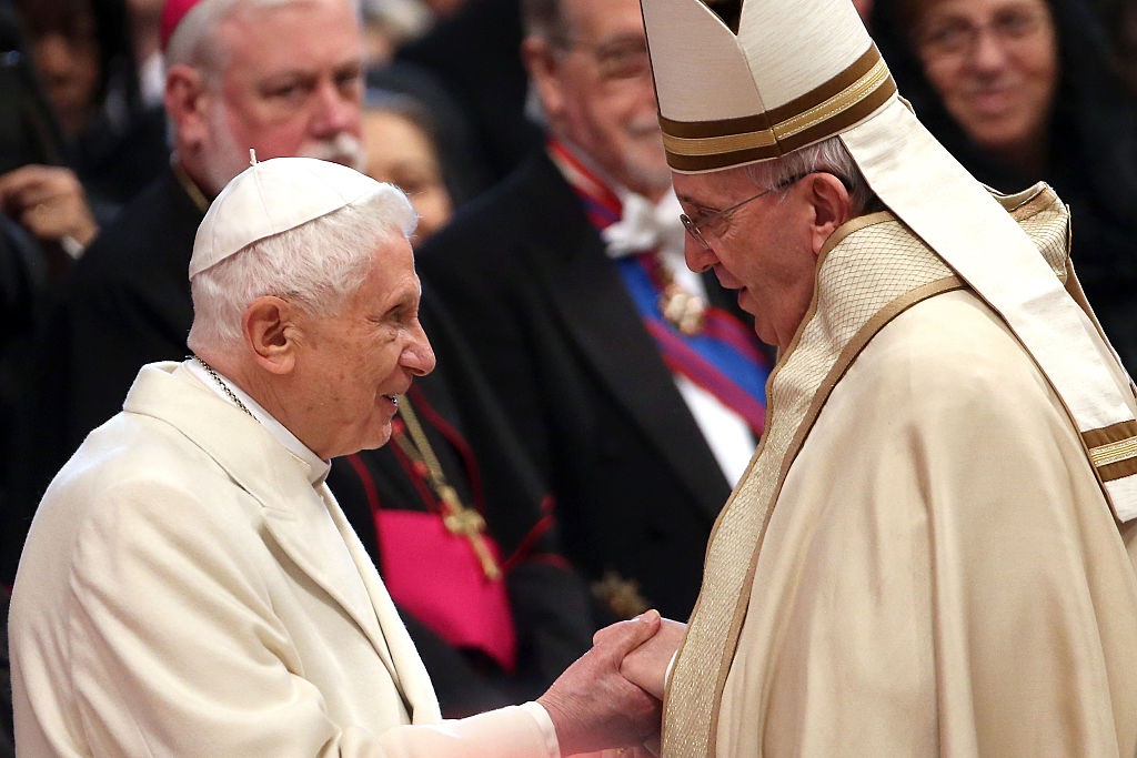 Kontroversi Katolik atas dua paus di Vatikan
