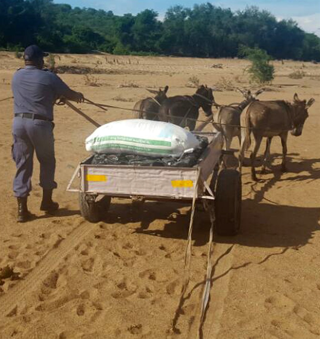 Lieutenant-General Nneke Ledwaba, the Limpopo police commissioner, removed the abandoned donkey cart filled with goods and groceries near the Limpopo River.                     Photo by SAPS 