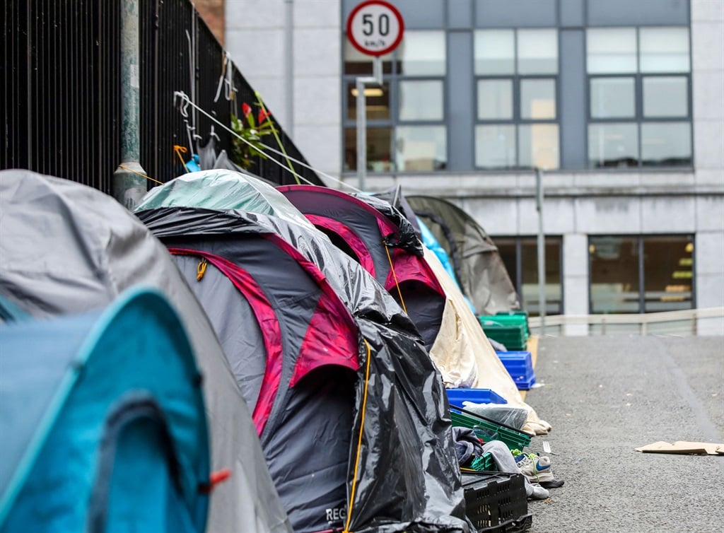 A makeshift refugee camp outside the Irish Governments International Protection Office, in Dublin City centre, in June 2023. (PAUL FAITH / AFP)
