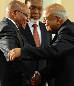 President Jacob Zuma shaking hands with Pravin Gordhan. (Alexander Joe, AFP)