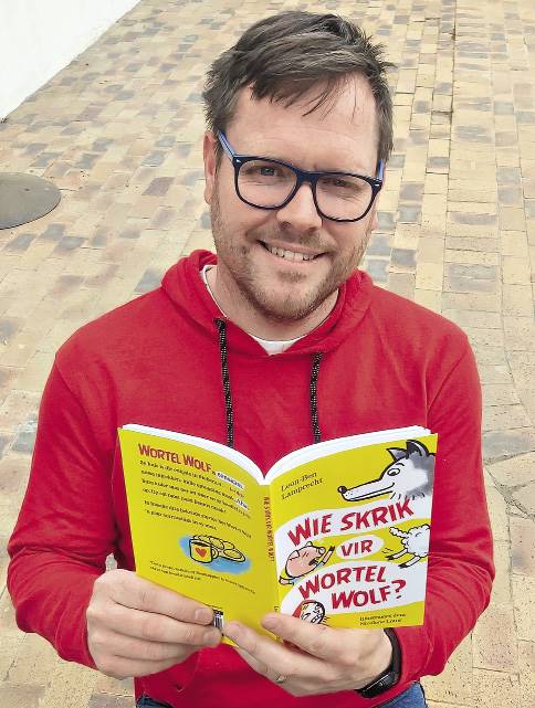 Leon-Ben Lamprecht met sy debuut as kinderboekskrywer, Wie skrik vir Wortel Wolf? Foto: Engela Duvenage
