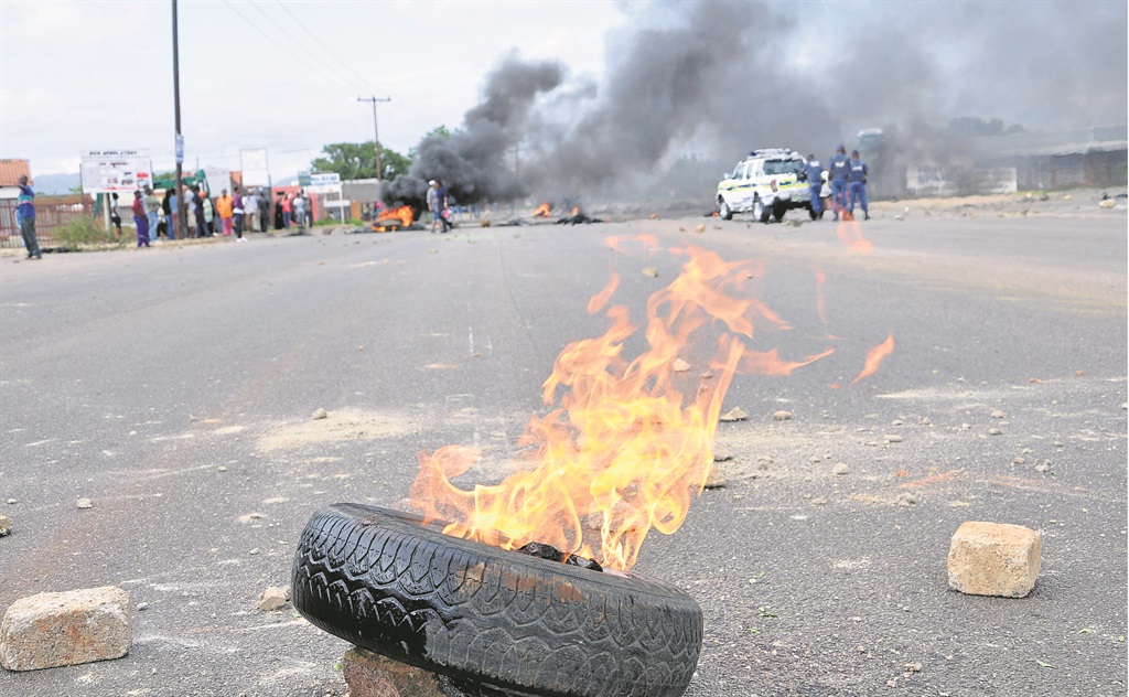 Residents of Mmakau near Ga-Rankuwa barricaded the road with stones and burning tyres in a protest.                     Photo by Samson Ratswana 