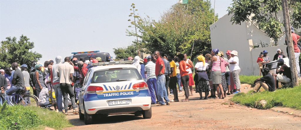Cops were called after residents of Zenzele threatened residents of Mohlakeng, Randfontein.                                 Photo by Sammy Moretsi 