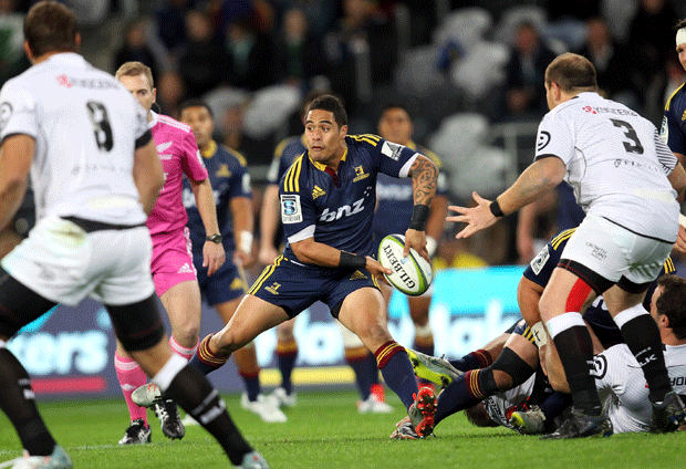 <strong><em>Highlanders and All Black scrumhalf Aaron Smith kept the Sharks guessing... (Getty Images)</em></strong><br />