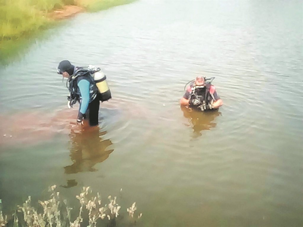 Police divers try to retrieve the body of a man who drowned in a dam near Heidelberg on Saturday. 