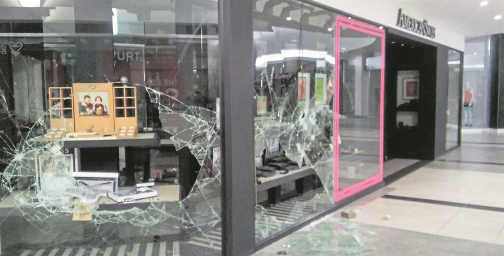 A heavily armed gang stormed the American Swiss store at the Vaal Mall and stole jewellery worth over R600 000 . 