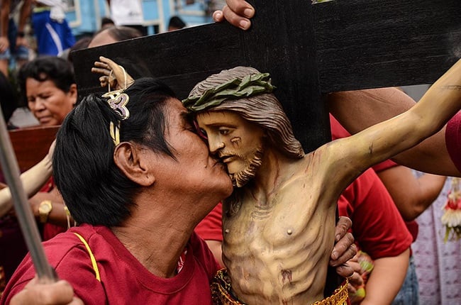Images of Jesus Christ are paraded by catholic devotees during the start of the Feast of the Black Nazarene on 7 January 2014 in Quiapo district, Manila, Philippines.  (Photo: Dondi Tawatao/Getty Images)