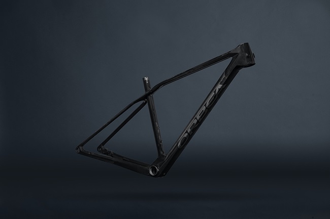 Unpainted carbon frames could become a new trend for premium mountain bike brands. (Photo: Orbea)