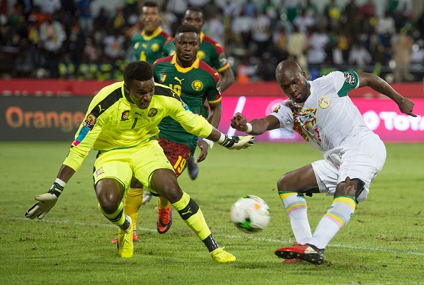 MOUSSA SOW of Senegal misses a chance as goalkeeper JOSEPH FABRICE ONDOA EBOGO of Cameroon closes down the space during the quarter-final match between Senegal and Cameroon at Stade Franceville on January 28, 2017 in Franceville, Gabon.