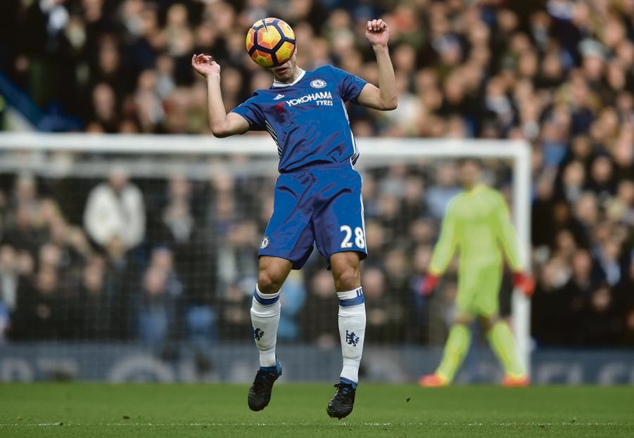 FACE-OFF Chelsea’s César Azpilicueta in action. 
Picture: Hannah McKay / Reuters 