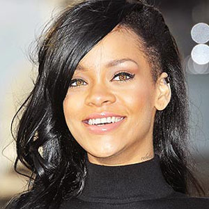 Rihanna has black hair again! | Life