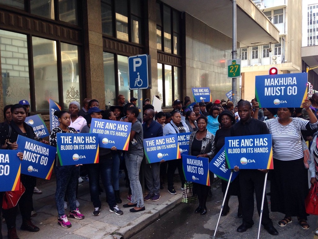 The Democratic Alliance marched to the office of Gauteng Premier David Makhura this morning, calling for his immediate resignation following the deaths of the Life Esidimeni patients. Picture: Twitter (@DA_GPL) 