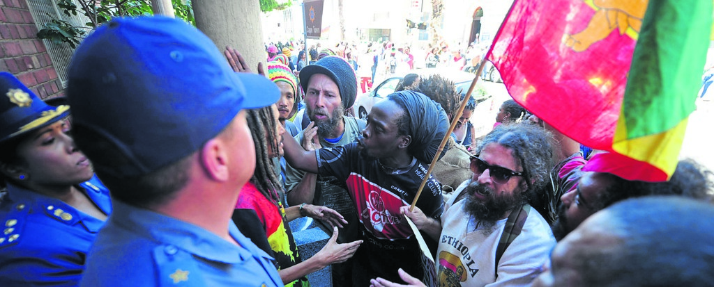 laat hom gaan: Dié Rastas eis die vrylating van ’n ‘broer’ buite die Kaapstadse polisiestasie.Foto: Melinda Stuurman