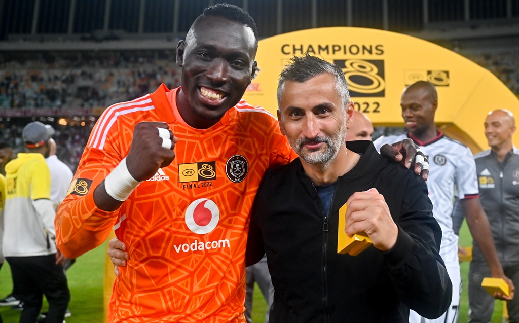 Richard Ofori, Captain of Orlando Pirates and Jose Riveiro, coach of Orlando Pirates is all smiles after their win during the MTN8 Final match between Orlando Pirates and AmaZulu held at Moses Mabhida Stadium in Durban on 05 November 2022 Â© Gerhard Duraan/BackpagePix,HþgÍäûOS\