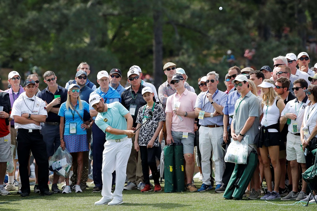 Louis Oosthuizen of South Africa chips to the 18th green from near the crowd during second round play of the 2018 Masters golf tournament at the Augusta National Golf Club in Augusta, Georgia, U.S., April 6, 2018. REUTERS/Mike Segar. Picture: REUTERS/Mike Segar