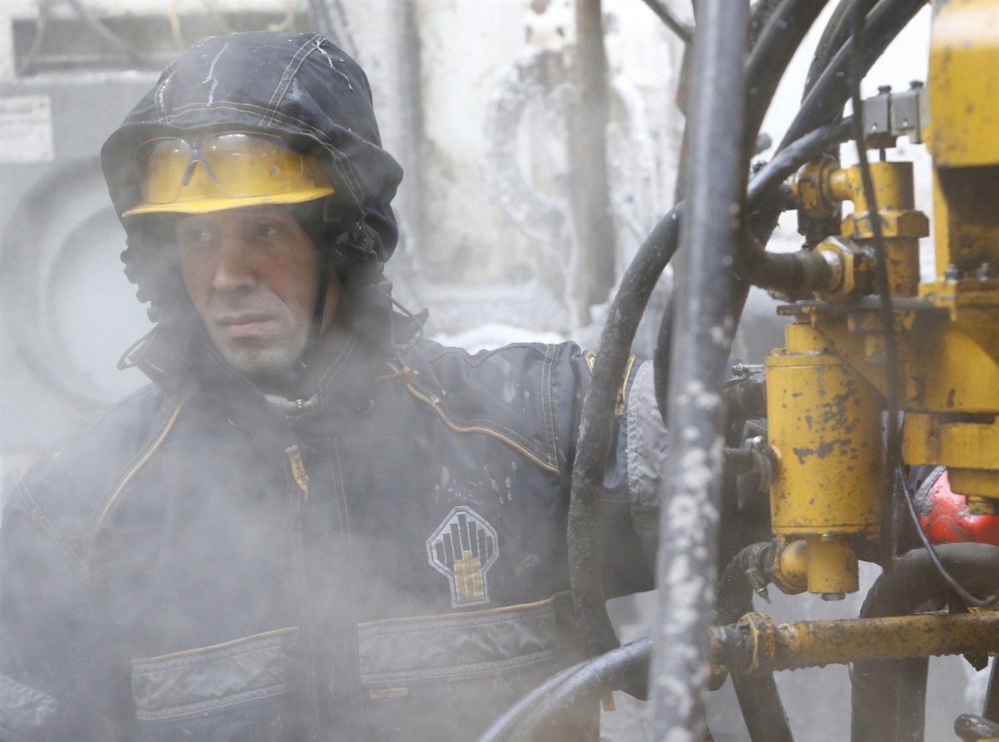An employee works at a drilling site at the Rosneft company-owned Suzunskoye oil field, north of the Russian Siberian city of Krasnoyarsk, on March 26, 2015. REUTERS/Sergei Karpukhin
