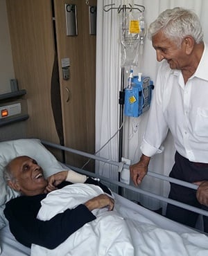 Fellow former Robben Island inmate Laloo Chiba visited struggle veteran Ahmed Kathrada in hospital. (Supplied, Ahmed Kathrada Foundation)