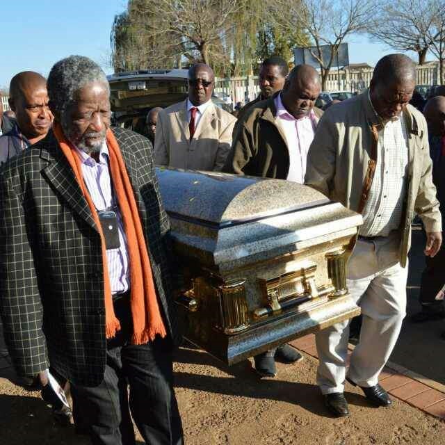 Joe Mafela carrying Nyembezi Kunene's coffin.