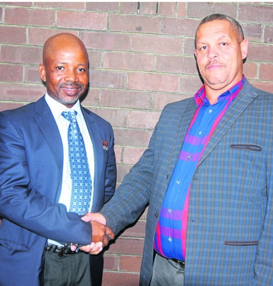 Melta’s Gabs Mtshala and Uncedo’s Ntsikelelo Gaehler shake hands on  the deal.     Photo by Mbulelo Sisulu