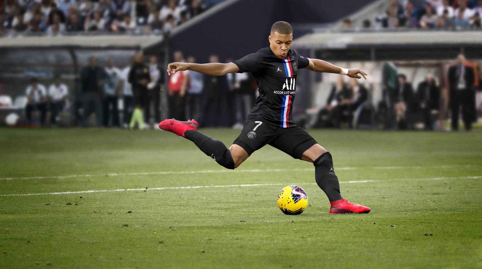 Paris Saint-Germain Debuts New Fourth Kit in Saudi Arabia Friendly –  SportsLogos.Net News