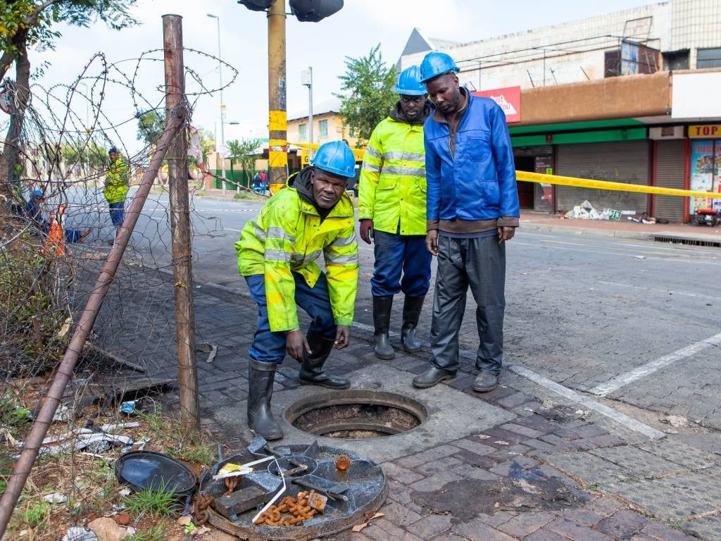 Pencurian kabel, hujan dan pelepasan beban: Hampir 2.000 pemadaman listrik untuk penduduk Joburg selama 5 hari