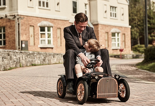 <b>ONE COOL KIDDY CAR!</B> Meet the world's smallest electric car for kids - and parents! No one gets left behind.<I>Image: D.Throne</I>