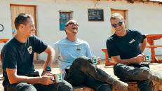Wilbrie, Reynold en Bennie Fourie vermaak kykers van Die Broer Toer met hul uitsonderlike reis deur van Suid-Afrika se mees afgeleë gebiede. FOTO’S: KYKNET