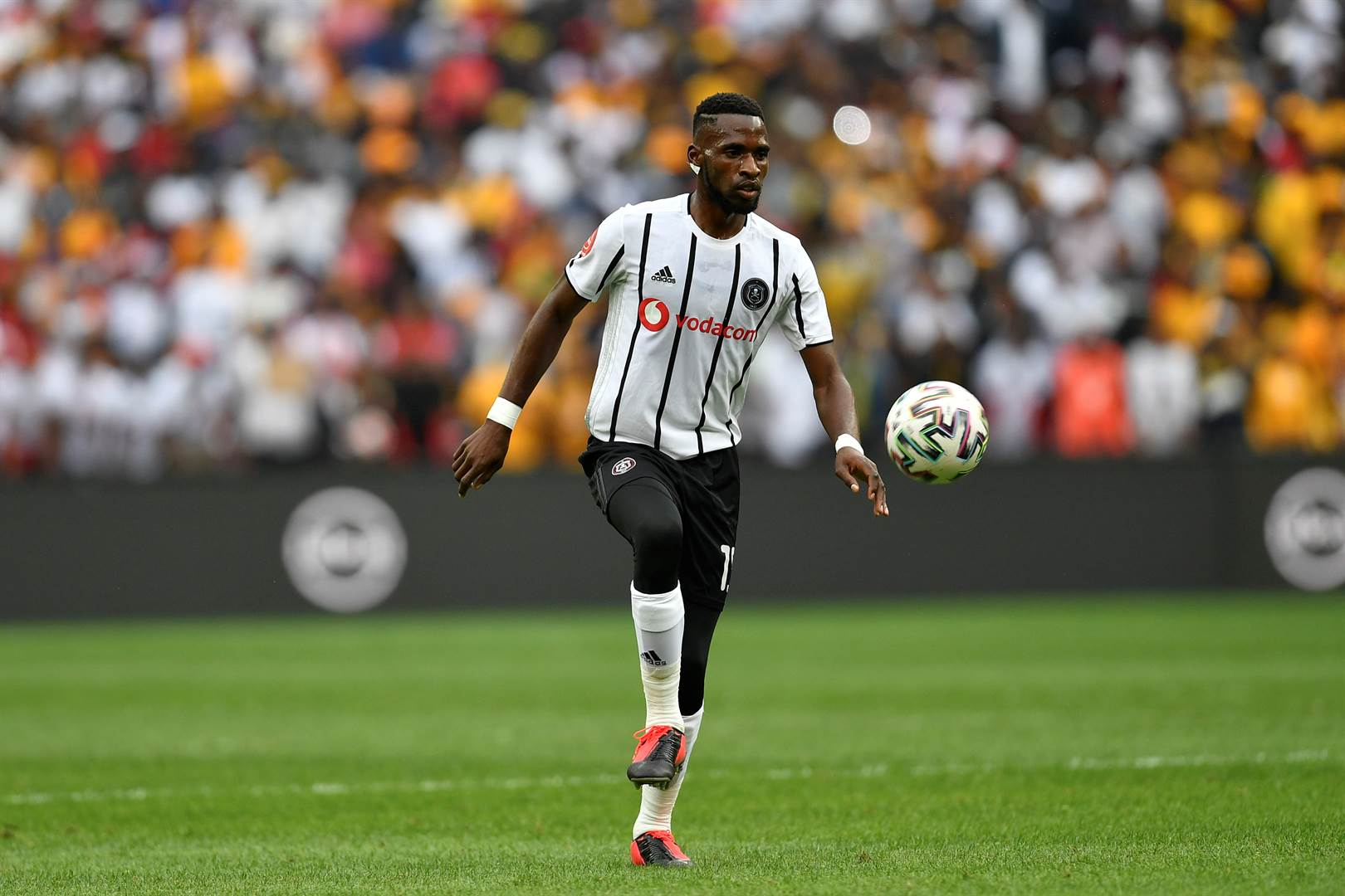 How Kaizer Chiefs & Orlando Pirates' Jerseys Mirror The Barcelona And  Juventus Kits