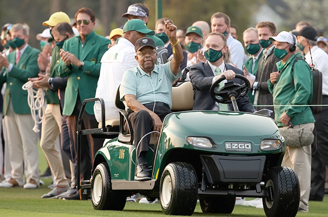 Pelopor golf Lee Elder, yang membuat sejarah di 1975 Masters, meninggal di 87