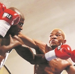 TOUGH:  Azinga Fuzile (right) squares off against Macbute Sinyabi to win the SA title. (Mark Andrews © Daily Dispatch)