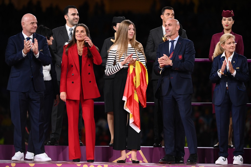 El presidente de la FIFA, Gianni Infantino (izquierda), la reina Letizia