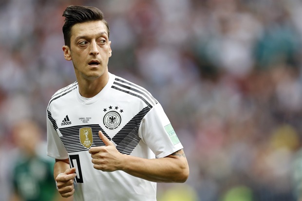 Phil Neville: "I think Ozil prefers playing with Germany more than Arsenal, better team, better players."