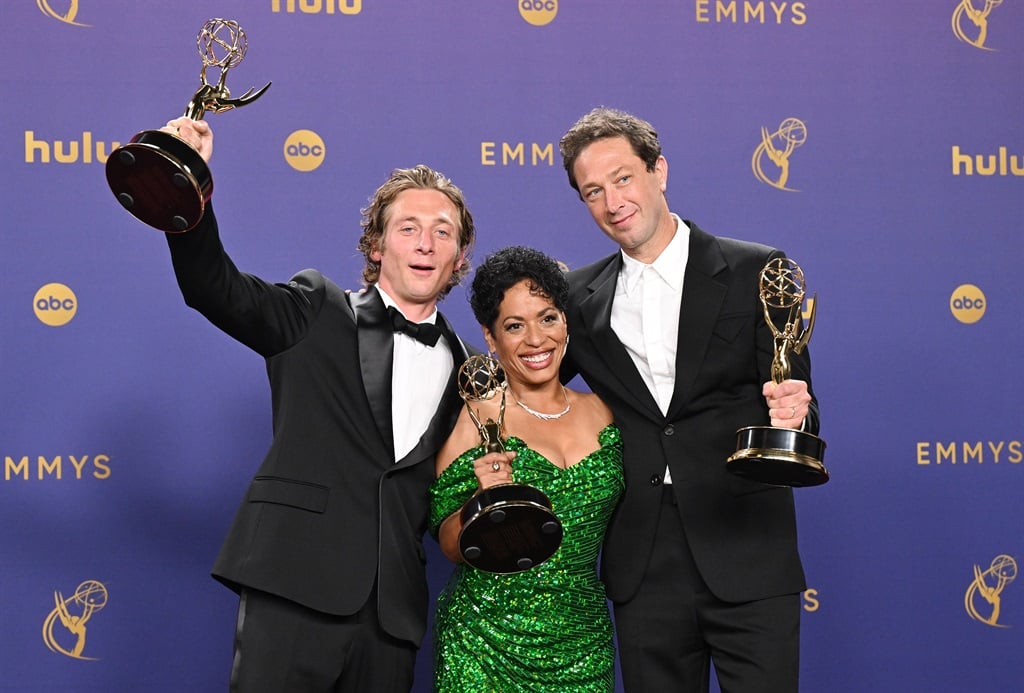 Jeremy Allen White, Liza Colón-Zayas and Ebon Moss