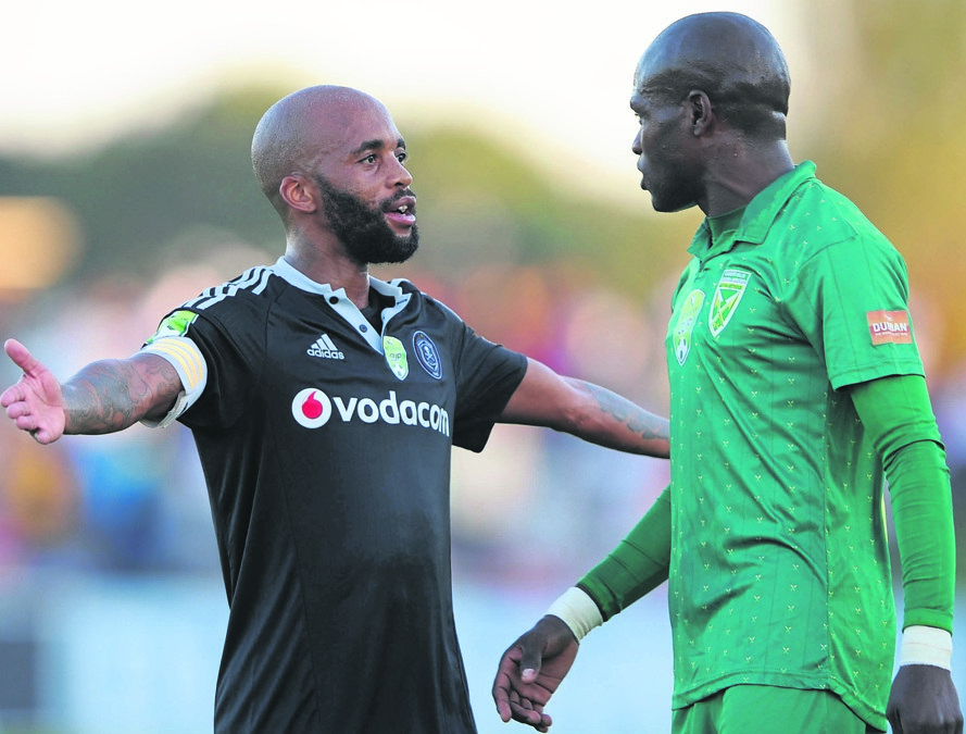Lerato Lamola (right), seen here arguing with Orlando Pirates’ Oupa Manyisa, is bracing himself for war against Bucs this weekend. Photo by Backpagepix